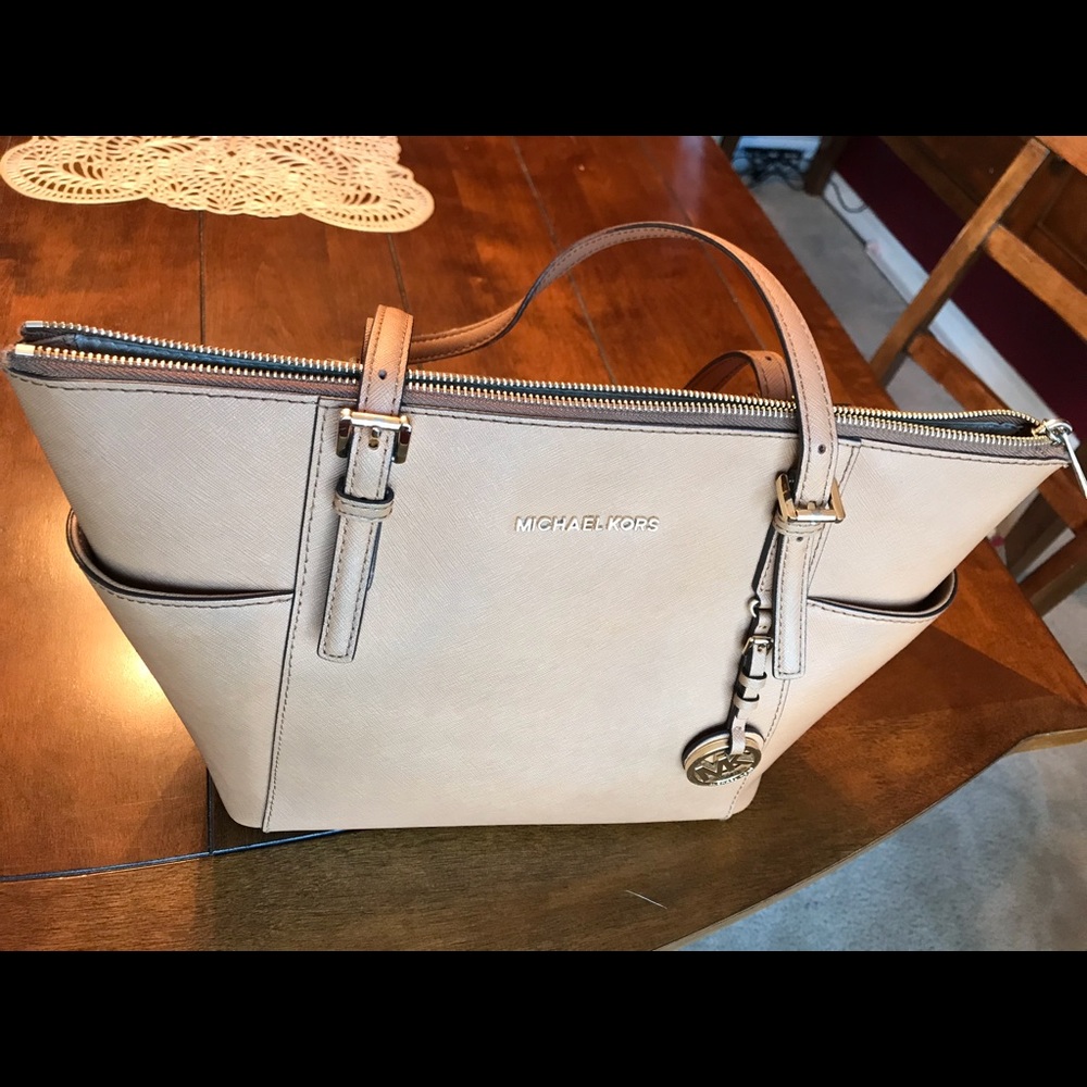 Micheal Kors Tote/Handbag Color-Tan